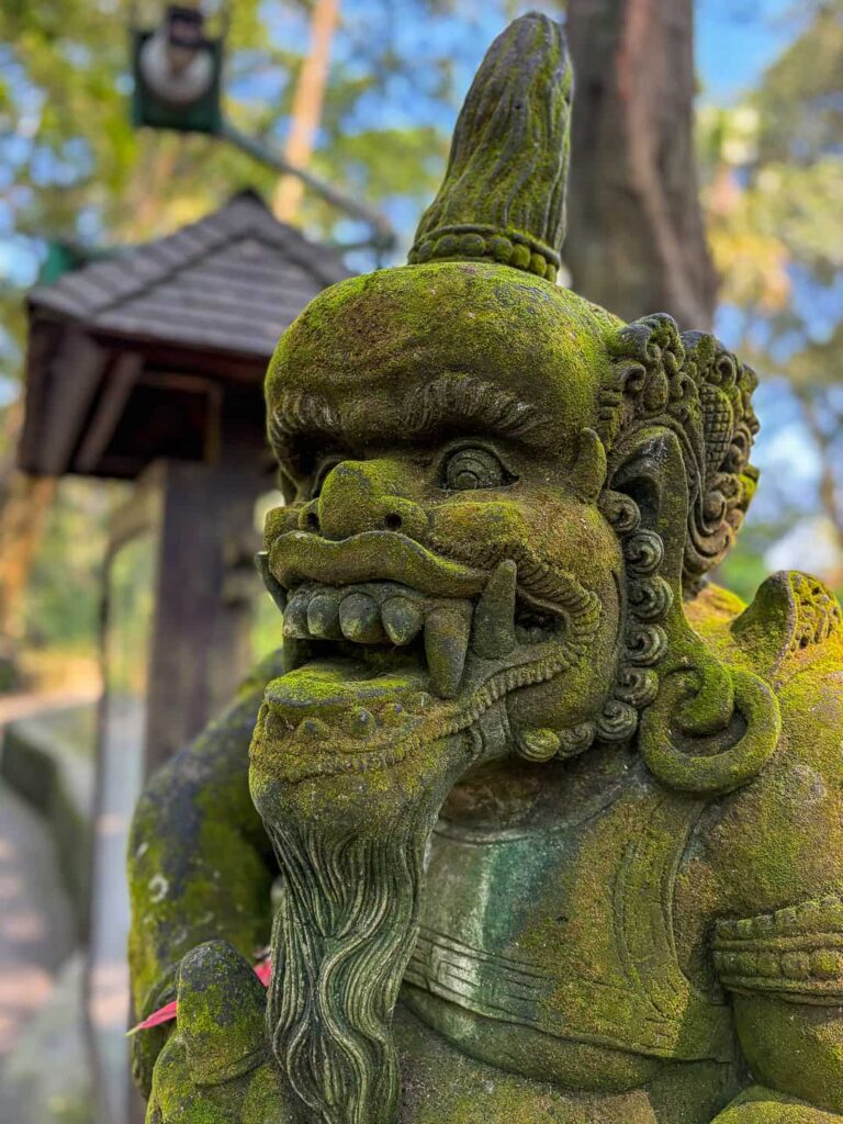 kamienna figura w Mandala Wisata Wenara Wana (Małpi Las) w Ubud