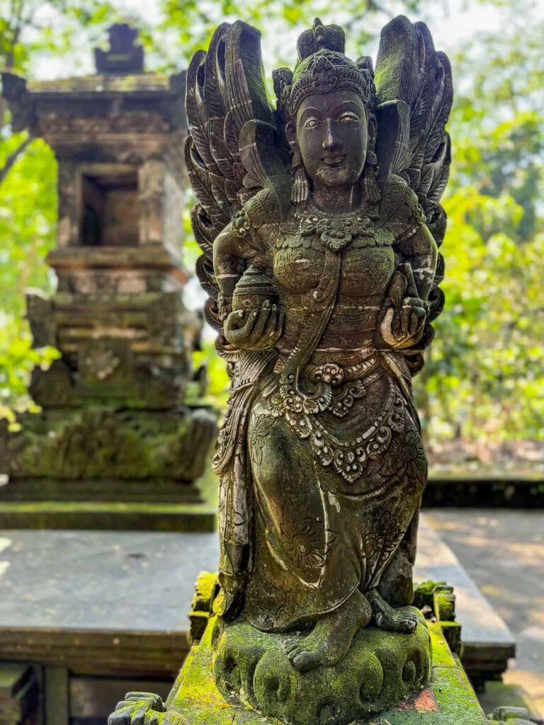 kamienny posąg w Mandala Wisata Wenara Wana (Małpi Las) w Ubud