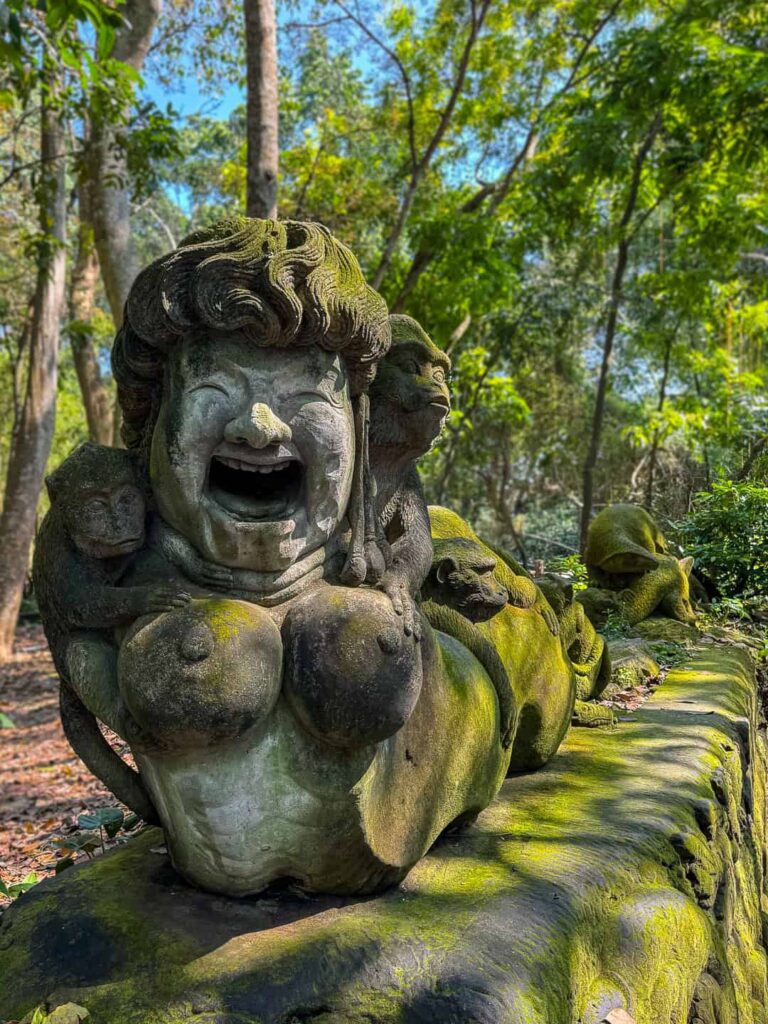 rzeźba w Mandala Wisata Wenara Wana (Małpi Las) w Ubud