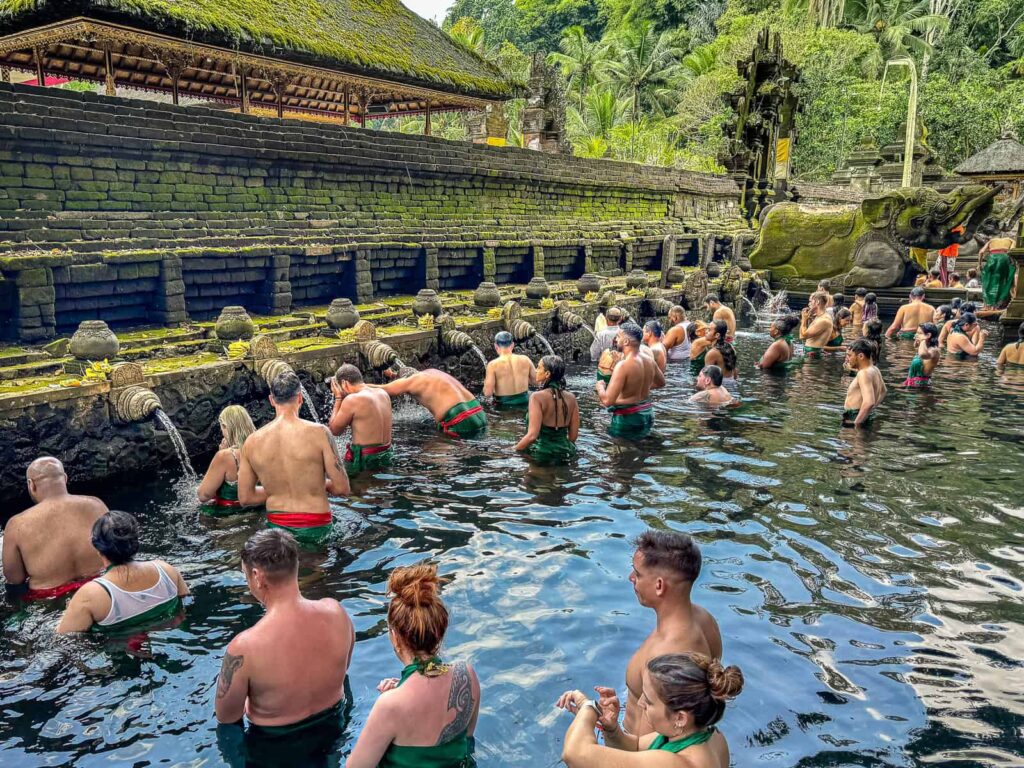 wierni podczas rytuału oczyszczenia w świętych źródłach świątyni Tirta Empul na Bali